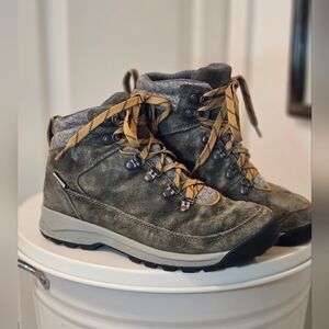 Danner Women's Adrika Hiker Wool Ankle Boot *Danner Dry* in Muted olive green 💚